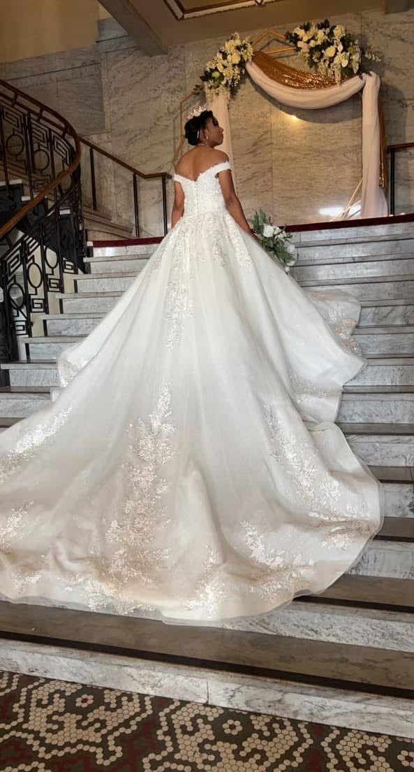 Amira – Romantisches Brautkleid mit Spitze und langee Schleppe