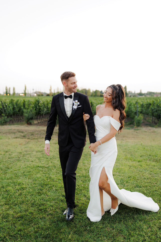 Nora - Die zeitlose Eleganz aus Satin mit abnehmbaren Rock