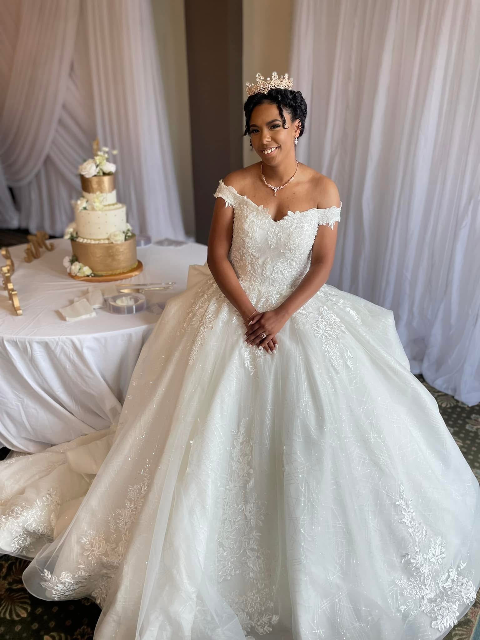 Amira – Romantisches Brautkleid mit Spitze und langee Schleppe