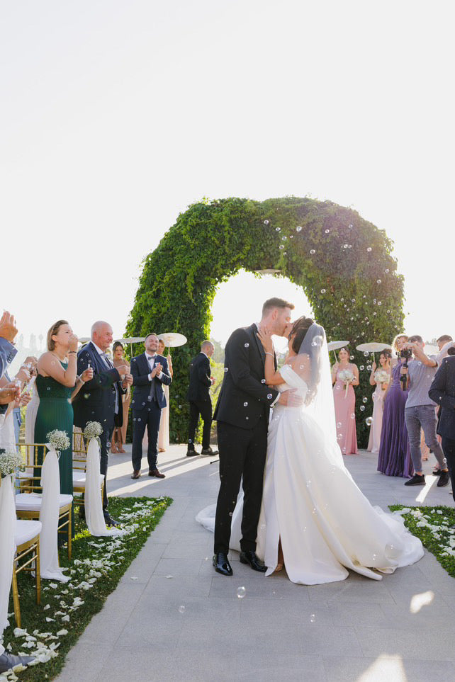 Nora - Die zeitlose Eleganz aus Satin mit abnehmbaren Rock