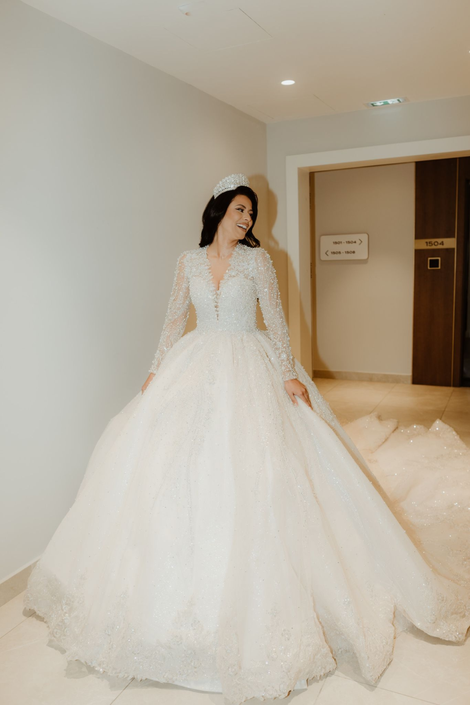 Soraya - Langärmeliges Glitzerkleid mit Perlenbestickung