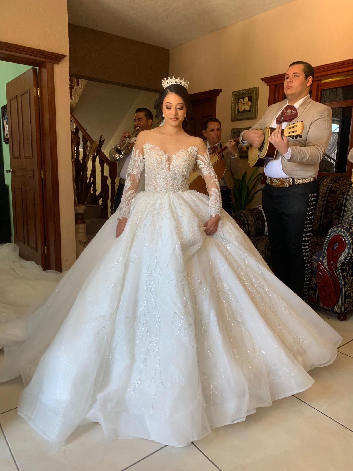 Isabelle – Opulentes Brautkleid mit langen Ärmeln und Schleppe