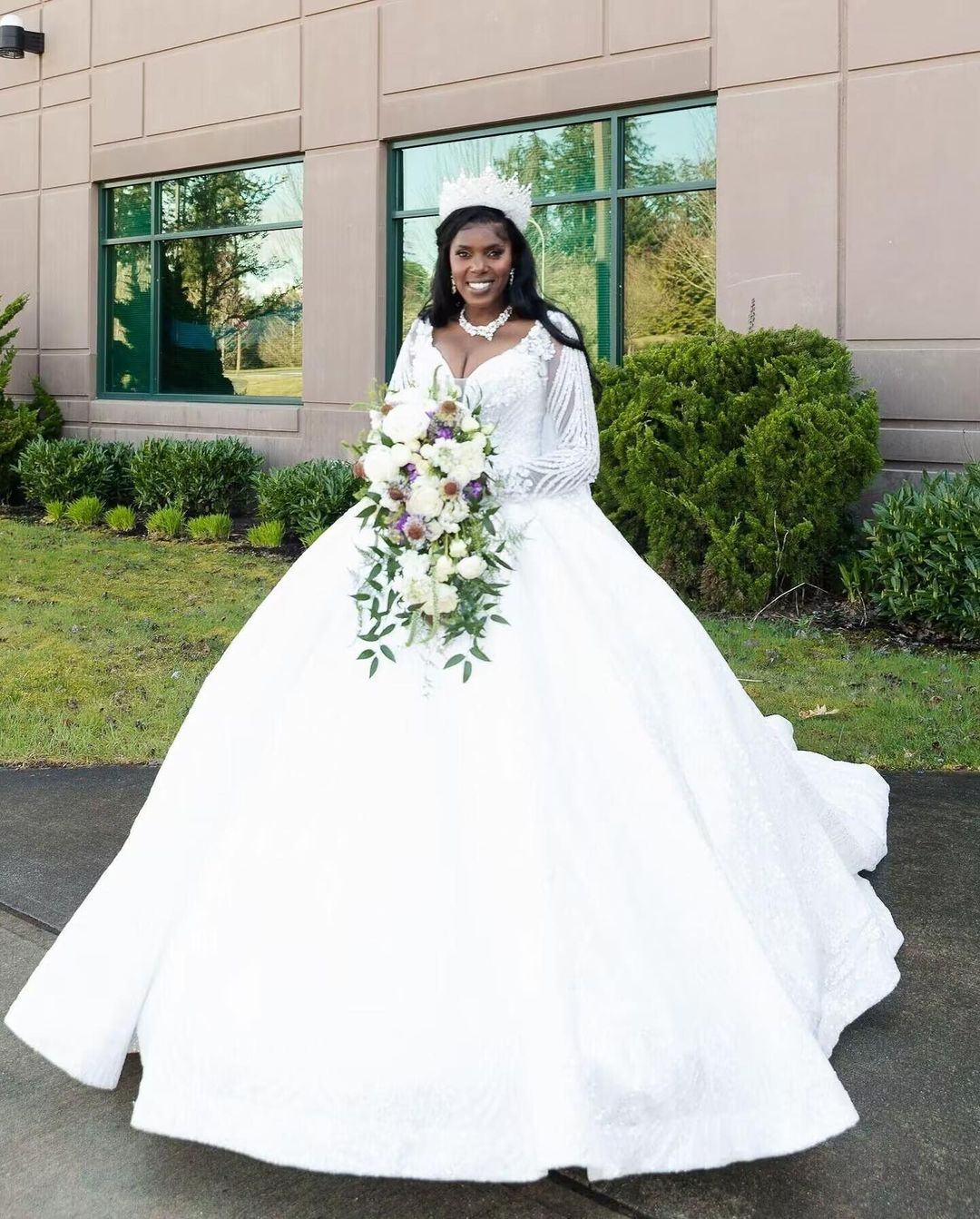 NOEMI – Elegant tulle dress with embroidered sleeves