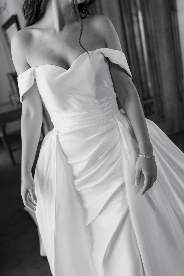 Nora - Die zeitlose Eleganz aus Satin mit abnehmbaren Rock