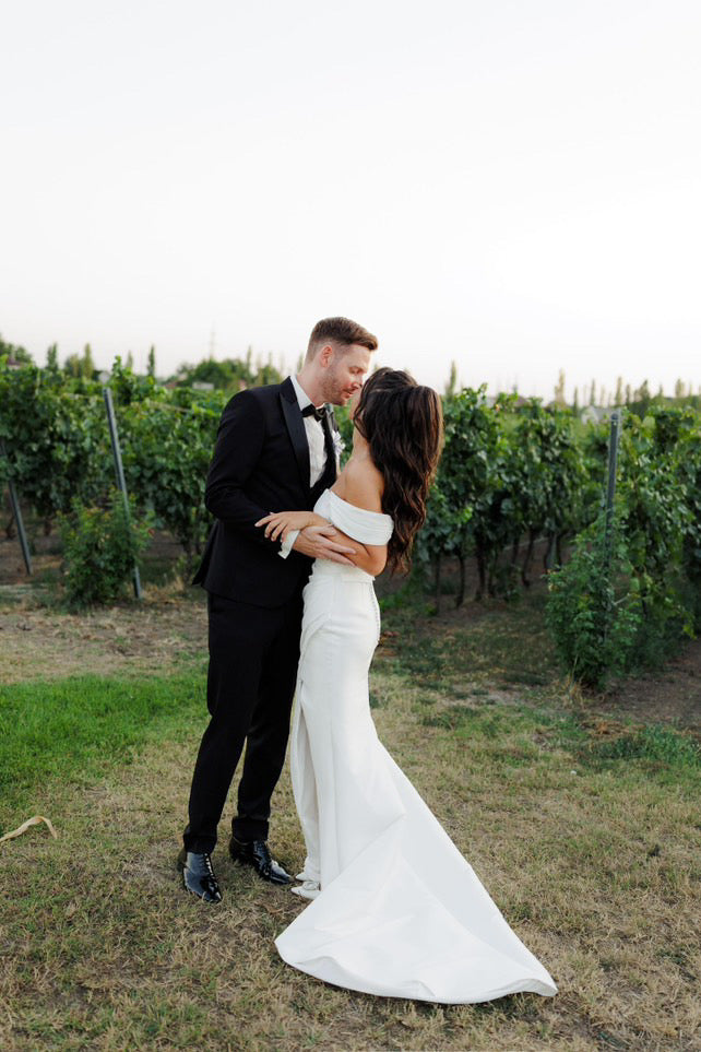 Nora - Die zeitlose Eleganz aus Satin mit abnehmbaren Rock