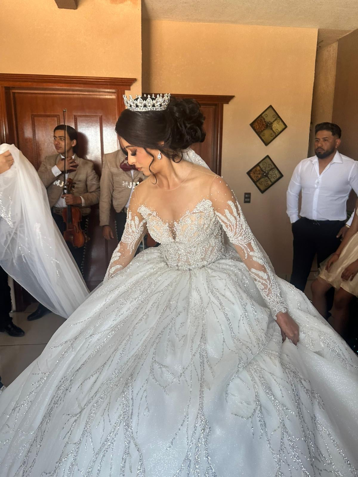Isabelle – Opulentes Brautkleid mit langen Ärmeln und Schleppe