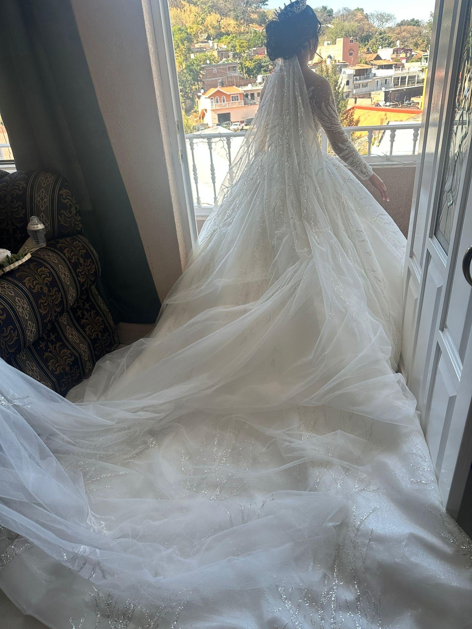 Isabelle – Opulentes Brautkleid mit langen Ärmeln und Schleppe